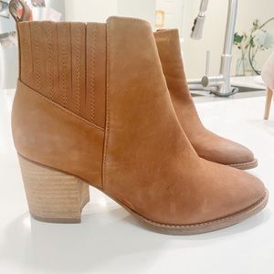 Blondo women’s tan suede booties